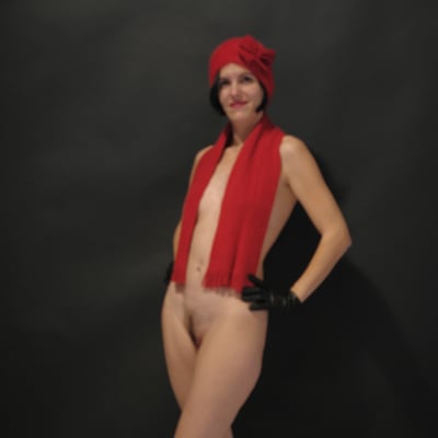 Femme nue avec châpeau et écharpe rouge — Brigitte la Salope
