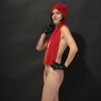 Femme au fez rouge et veste rouge sur fond noir — Brigitte la Salope