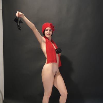 Femme nue avec chapeau rouge et écharpe — Brigitte la Salope