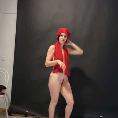 Femme nue avec un chapeau rouge — Brigitte la Salope
