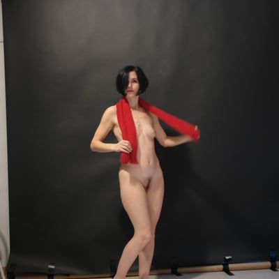 Nue avec un foulard rouge — Brigitte la Salope