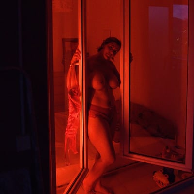 Éclairage rouge intérieur — Brigitte la Salope