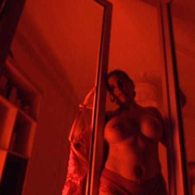 Femme nue dans une cage rouge — Brigitte la Salope