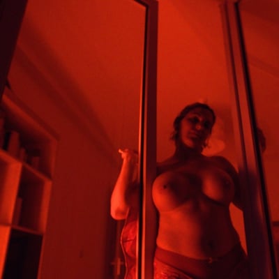 Femme nue dans la lumière rouge — Brigitte la Salope