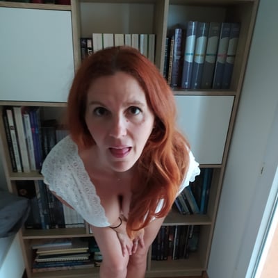 Femme à cheveux rouges en chemise blanche décolletée — Brigitte la Salope