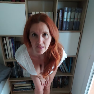 Femme rouge cheveux basique blanche regardant vers haut — Brigitte la Salope