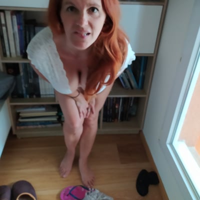 Femme au regard direct (photo 2033) — Brigitte la Salope
