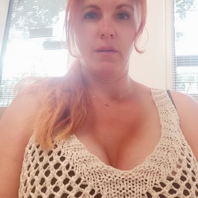Femme rouge cheveux lumineux — Brigitte la Salope