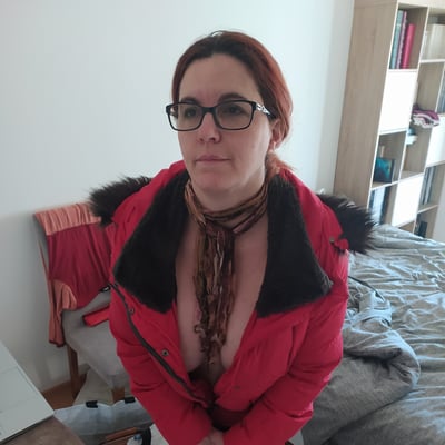 Femme en rouge et noir (photo 2099) — Brigitte la Salope