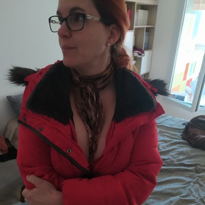 Femme en rouge et noir (photo 2100) — Brigitte la Salope
