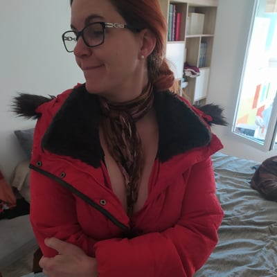 Femme en rouge — Brigitte la Salope