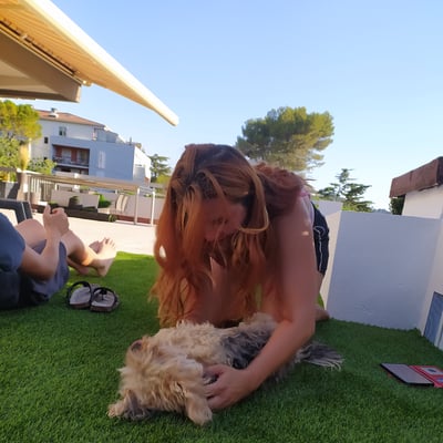 Une femme et son chien sur le gazon — Brigitte la Salope