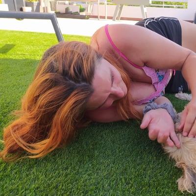 Femme et chien sur la pelouse — Brigitte la Salope