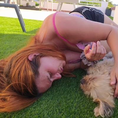 Femme et chien sur l'herbe — Brigitte la Salope