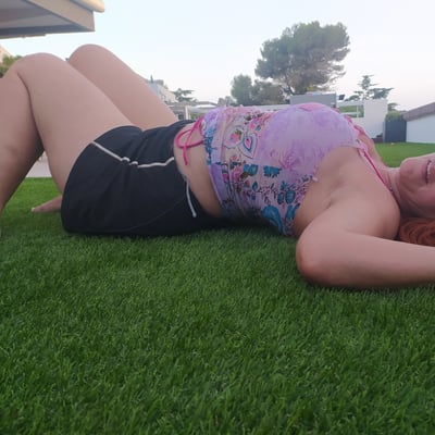 Repos sur l'herbe (photo 2161) — Brigitte la Salope
