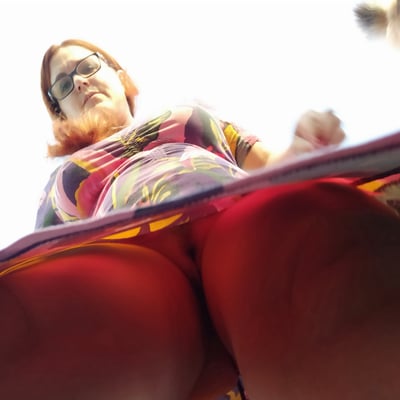 Vue basse sur une femme en costume coloré — Brigitte la Salope