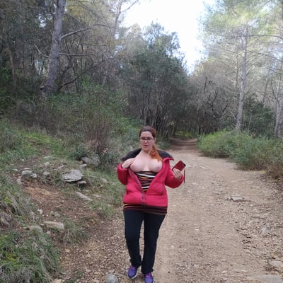 Femme en rouge sur sentier forestier — Brigitte la Salope
