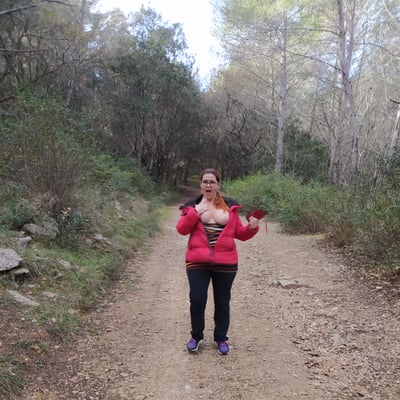 Femme en jogging sur un sentier de randonnée — Brigitte la Salope