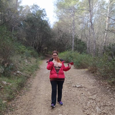 Femme en rouge dans la forêt — Brigitte la Salope