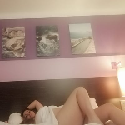 Nue dans la chambre d'hôtel — Brigitte la Salope