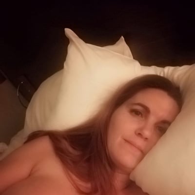 Nue dans le lit (photo 2301) — Brigitte la Salope