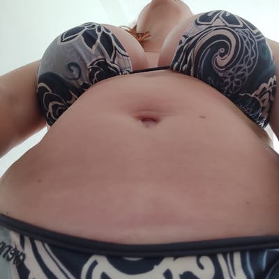 Vue basse sur une femme en lingerie — Brigitte la Salope