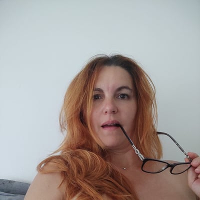 Femme nue avec cheveux roux tenant des lunettes — Brigitte la Salope