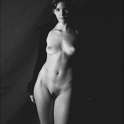 Nue dans l'ombre (photo 2342) — Brigitte la Salope