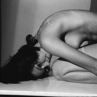 Femme nue en position flexible — Brigitte la Salope