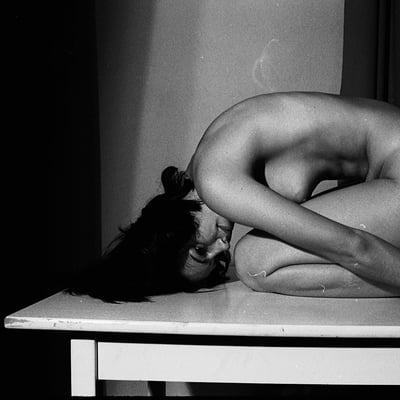 Nue dans l'ombre (photo 2394) — Brigitte la Salope