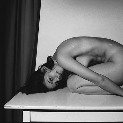 Nue sur une table (photo 2395) — Brigitte la Salope