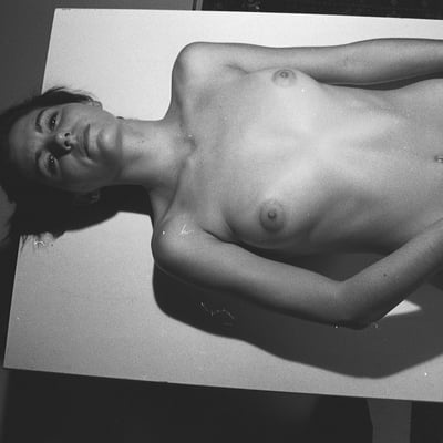 Nue sur un plancher de lumière — Brigitte la Salope