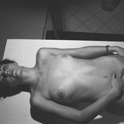 Nue sur le sol (photo 2403) — Brigitte la Salope