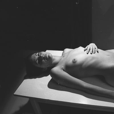 Nue sur le lit (photo 2404) — Brigitte la Salope