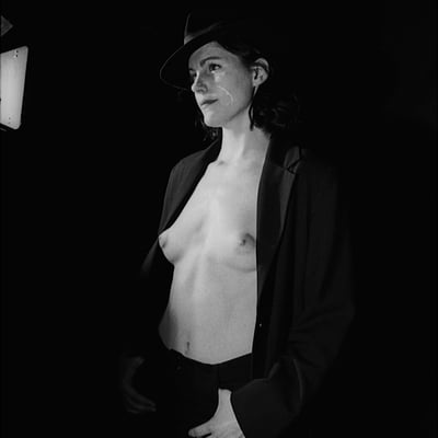 Nu dans l'obscurité (photo 2417) — Brigitte la Salope