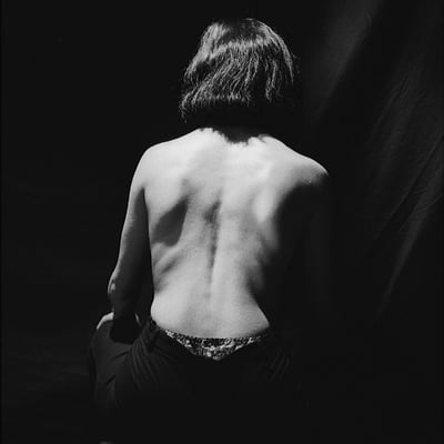 Dos nu dans l'ombre — Brigitte la Salope
