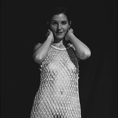 Femme dans un cache-misère — Brigitte la Salope