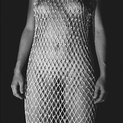 Femme en robe de soirée métallique — Brigitte la Salope