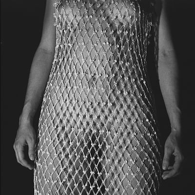 Femme en robe de soie lumineuse — Brigitte la Salope