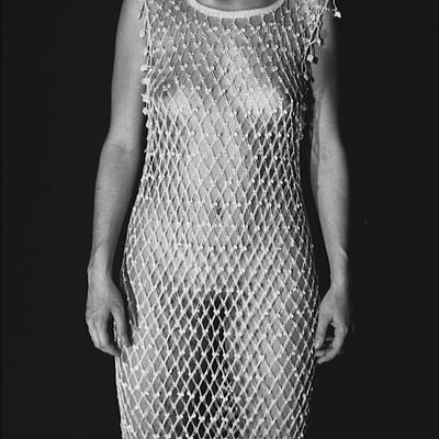 Femme en robe de soirée métallique (photo 2471) — Brigitte la Salope