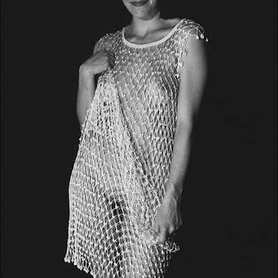 Femme en robe de soie lumineuse (photo 2472) — Brigitte la Salope