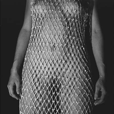 Femme en robe de soiré métallique — Brigitte la Salope
