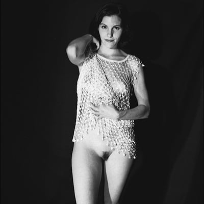 Femme nue dans un tissu de dentelle — Brigitte la Salope