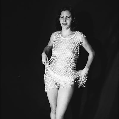 Femme lumineuse dans les ténèbres — Brigitte la Salope