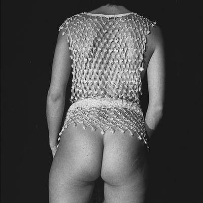 Arrière d'une femme nue dans un linge de soie — Brigitte la Salope