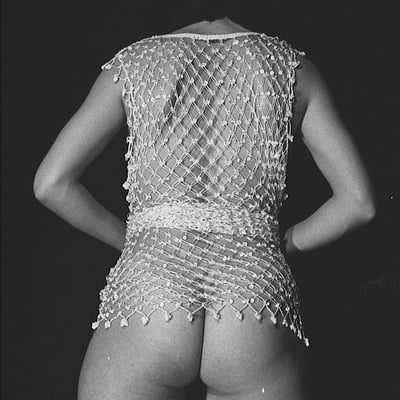 Femme nue derrière, vêtement de dentelle — Brigitte la Salope