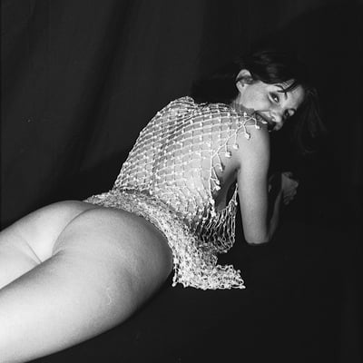 Femme nue dans un réseau de chaînes — Brigitte la Salope