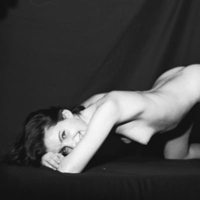 Nue sur le sol noir (photo 2527) — Brigitte la Salope