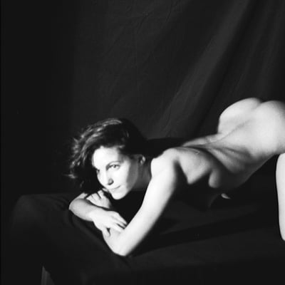Nue sur le lit (photo 2528) — Brigitte la Salope