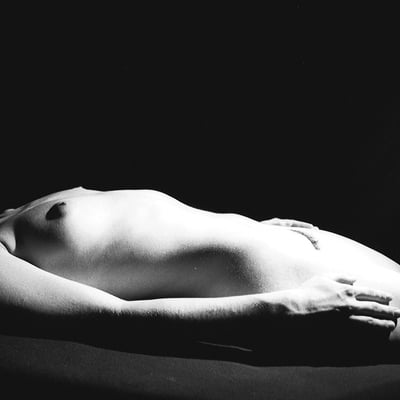 Nue dans la nuit (photo 2539) — Brigitte la Salope